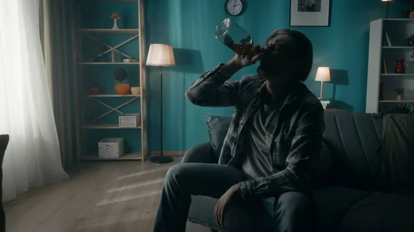 Ein Verwüsteter Mann Sitzt Einem Dunklen Raum Und Trinkt Alkohol — Stockfoto