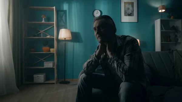 一个孤独的男人躺在沙发上一间黑暗的房间里的画像 一个男人为了寻找个人问题的解决方案而苦思冥想 精神健康的概念 — 图库照片