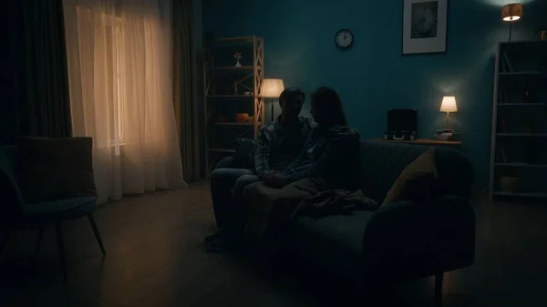 Couple Est Assis Sur Canapé Dans Une Pièce Dans Obscurité — Photo