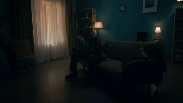 スマートフォン中毒とうつ病 男は暗闇の部屋に座り 携帯電話を手にし オンラインゲームをしたり カジノをしたりする メンタルヘルスコンセプト — ストック写真
