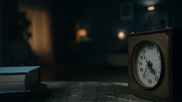 Relógio Vintage Está Uma Mesa Contra Fundo Turvo Uma Sala — Fotografia de Stock