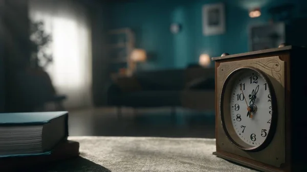 Relógio Vintage Fica Uma Mesa Perto Contra Fundo Turvo Uma — Fotografia de Stock