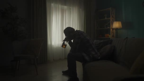 파괴된 남자는 목구멍에서 알코올과 앉아있다 시간의 알코올 그만큼 — 비디오
