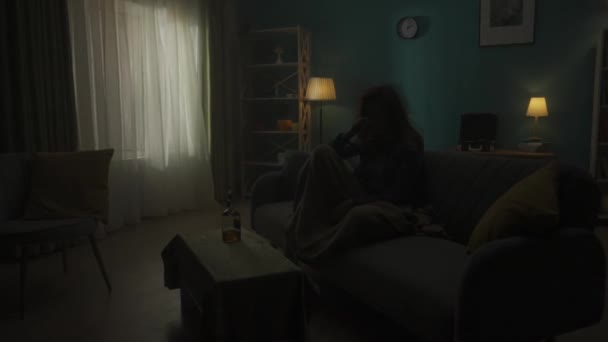 Una Mujer Devastada Sienta Una Habitación Oscuridad Una Botella Alcohol — Vídeos de Stock