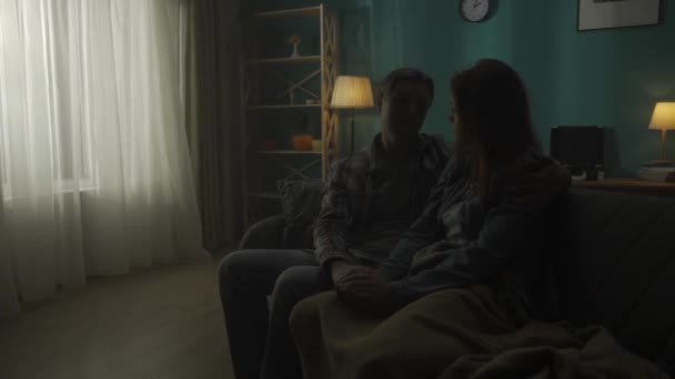 Bir Çift Karanlık Bir Odada Bir Kanepede Oturuyor Bir Erkek — Stok video