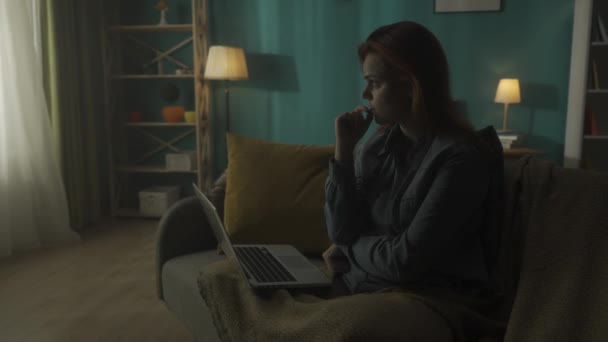 Втомлена Жінка Працює Ноутбуці Навчається Онлайн Сидячи Кімнаті Темряві Крупним — стокове відео