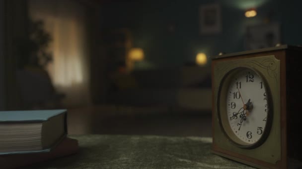 Relógio Vintage Fica Uma Mesa Quarto Escuro Perto Ponteiro Relógio — Vídeo de Stock
