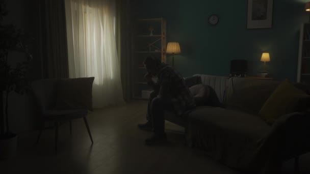 Ein Verwüsteter Mann Sitzt Einem Raum Dunkeln Und Ist Allein — Stockvideo