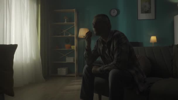 Ein Verwüsteter Mann Sitzt Einem Raum Dunkeln Und Durchlebt Eine — Stockvideo