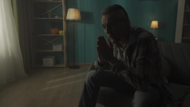 외로운 남자는 앉아있습니다 우울한 사람은 위기를 경험하고 불안과 외로움을 느낍니다 — 비디오