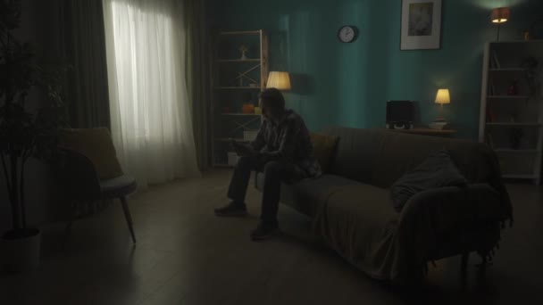 Vício Smartphones Depressão Homem Triste Sentado Quarto Escuro Sofá Com — Vídeo de Stock
