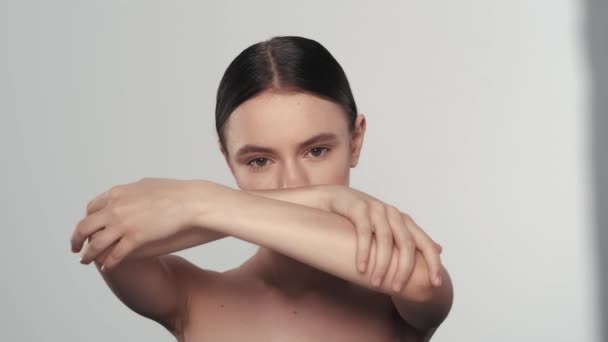Portret Atrakcyjnej Młodej Modelki Brunetki Blisko Ujęcia Białej Kobiety Patrzącej — Wideo stockowe