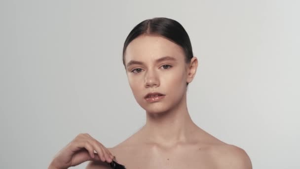 Porträtt Vacker Ung Kvinna Närbild Brunett Modell Som Håller Och — Stockvideo