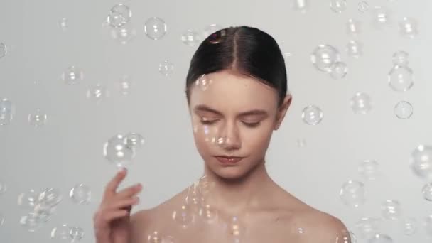 Närbild Ung Kvinnlig Modell Kvinna Distraherad Genom Att Täcka Ansiktet — Stockvideo