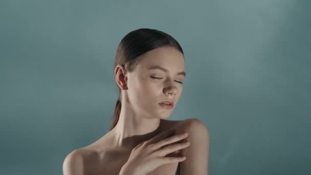 Esmer Kadın Modelin Portresi Bir Kadının Kameraya Bakıp Pürüzsüz Tenine — Stok video