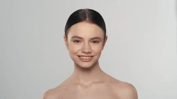 Πορτρέτο Ενός Νεαρού Όμορφου Γυναικείου Μοντέλου Τέλεια Επιδερμίδα Φυσικό Μακιγιάζ — Φωτογραφία Αρχείου