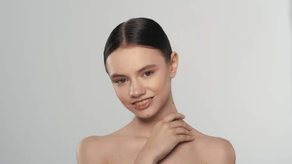 Porträt Eines Schönen Weiblichen Modells Mit Frischer Haut Natürlichem Make — Stockfoto