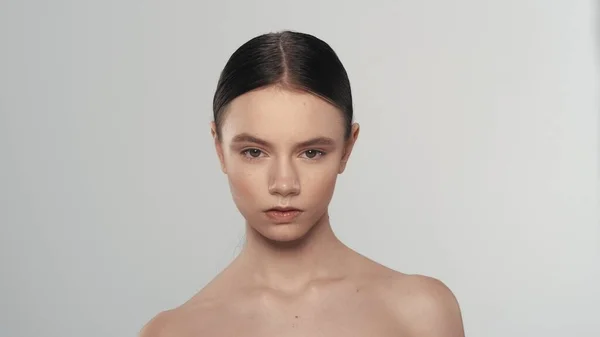 Портрет Молодої Красивої Жіночої Моделі Ідеальною Шкірою Оголеним Макіяжем Відкритими — стокове фото