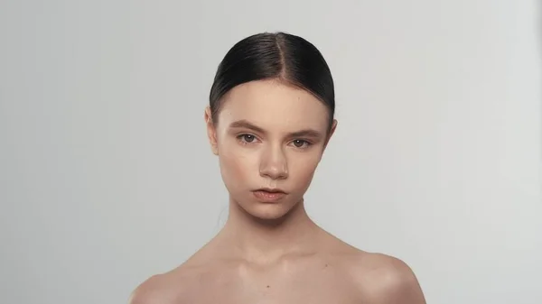 Egy Fiatal Vonzó Női Modell Portréja Tökéletes Bőrrel Meztelen Sminkkel — Stock Fotó