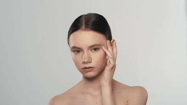 一个有着自然妆容的黑发女模特的肖像 一个高加索女人的近照 她的脸在脸颊上 眼窝下 看着相机 美容广告概念 — 图库照片