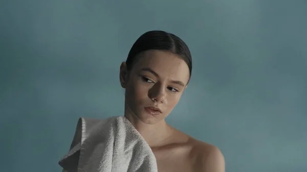若いブルネットモデルの肖像画 濡れた体でシャワーを浴びた後の女性のショットを閉じ 白いタオルで顔を拭きます 美容ルーチン広告コンセプト — ストック写真