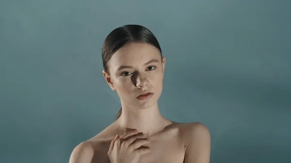 控えめな白人ブルネットモデルの肖像画 ナチュラルメイクで女性をクローズアップし 体にスムーズな肌に触れる コンプレックスビューティ広告コンセプト — ストック写真