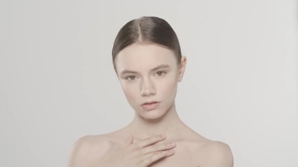 Portrét Modelky Brunetky Vlasy Zblízka Záběr Ženy Dívající Kamery Dotýkající — Stock video