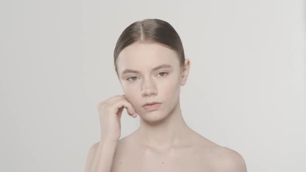 迷人的高加索女性模特的肖像 一个漂亮的女人看着相机 摸着她光滑的皮肤的脸和颈部区域 美容护肤广告的概念 Hdr — 图库视频影像