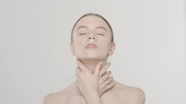 Porträtt Tilltalande Kaukasisk Kvinnlig Modell Närbild Bild Vacker Kvinna Tittar — Stockvideo