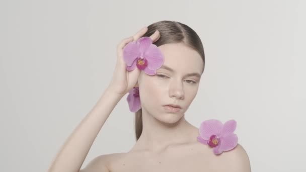 코카서스 모델의 초상화 카메라를 꽃으로 그녀의 그녀의 여자의 닫습니다 개념입니다 — 비디오