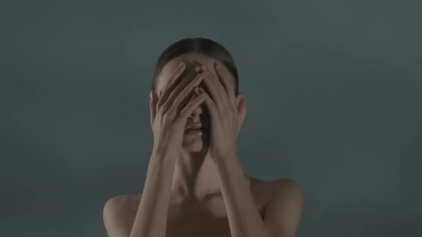 모델의 초상화입니다 카메라를 머리카락 부위에 그녀의 순수한 피부를 만지는 여자의 — 비디오