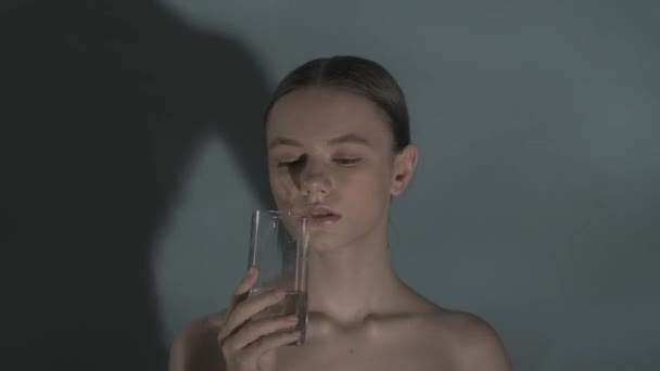 Πορτρέτο Του Όμορφου Γυναικείου Μοντέλου Κοντινό Πλάνο Μιας Γυναίκας Γυαλιά — Αρχείο Βίντεο