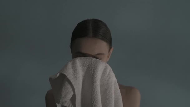 Retrato Joven Modelo Morena Primer Plano Una Mujer Después Ducha — Vídeo de stock
