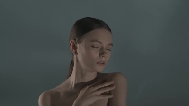 Retrato Modelo Femenina Morena Primer Plano Una Mujer Mirando Cámara — Vídeo de stock