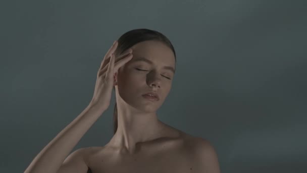 Retrato Modelo Feminino Morena Close Tiro Uma Mulher Tocando Sua — Vídeo de Stock