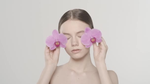 코카서스 모델의 초상화 꽃으로 그녀의 여자의 그녀의 얼굴을 개념입니다 슬로우 — 비디오