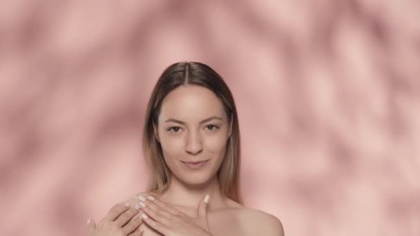 Eine Junge Frau Genießt Ihre Ideale Haut Berührt Ihre Schultern — Stockvideo