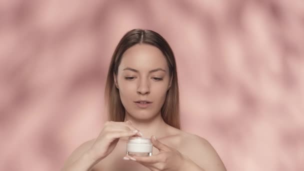 Crème Pour Les Soins Peau Une Jeune Femme Moitié Nue — Video