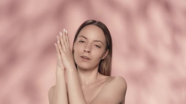 Uma Mulher Demonstra Mãos Bem Tratadas Com Uma Manicura Limpa — Vídeo de Stock