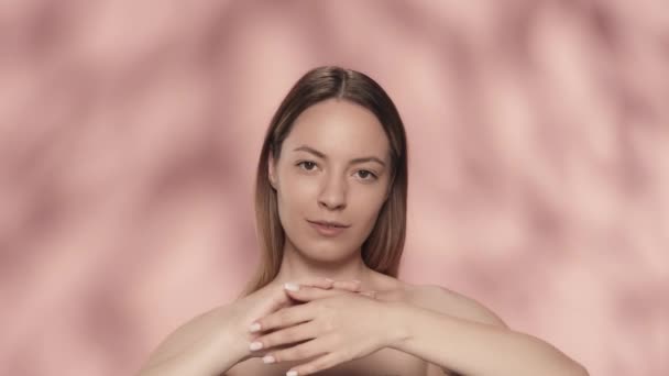 Eine Frau Verschränkt Ihre Arme Und Läuft Über Die Glatte — Stockvideo