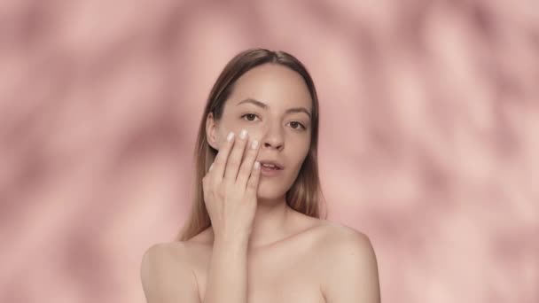 Eine Frau Berührt Die Haut Unter Ihren Augen Läuft Mit — Stockvideo