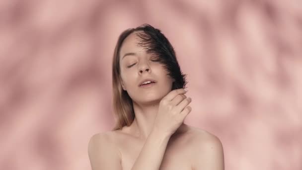 Una Giovane Donna Attraente Mostra Sua Pelle Liscia Morbida Mentre — Video Stock