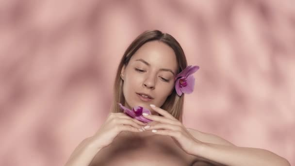 Une Femme Caresse Les Pétales Velours Une Fleur Orchidée Touche — Video