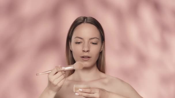 Uma Mulher Mergulha Uma Escova Maquiagem Frasco Corar Aplica Cosméticos — Vídeo de Stock