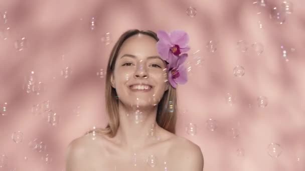 Feminidad Retrato Una Hermosa Mujer Sensual Con Hombros Desnudos Flores — Vídeo de stock
