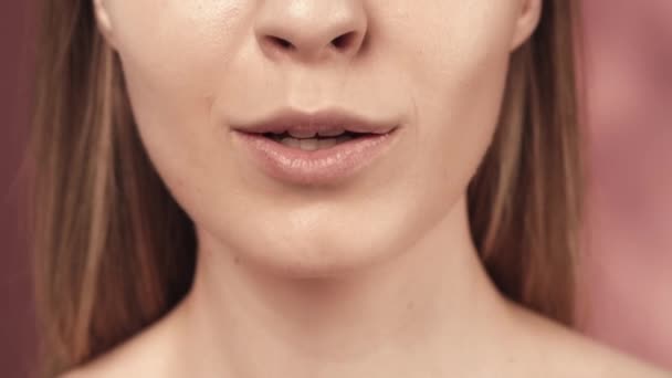 Una Mujer Pone Mano Con Una Delicada Manicura Boca Envía — Vídeos de Stock