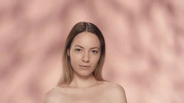 ピンクのバックグラウンドに描かれたセミナーの女性の肖像画 自然な化粧をしている女性はまっすぐ見えます 美容コンセプト 自然の美しさ 化粧品 スキンケア — ストック写真