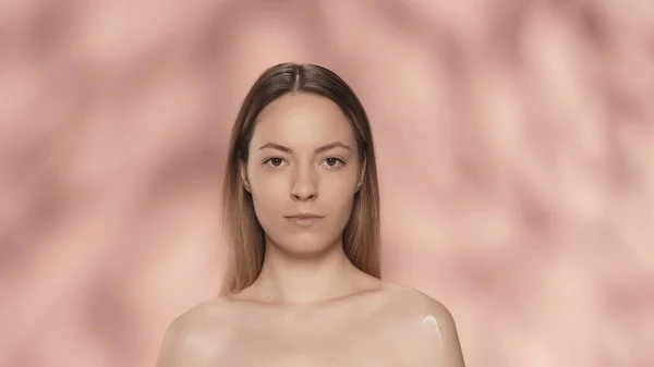 一个身披粉红背景的精液女子的画像 一个有着自然妆容的女人直视前方 美丽的概念 自然美 — 图库照片