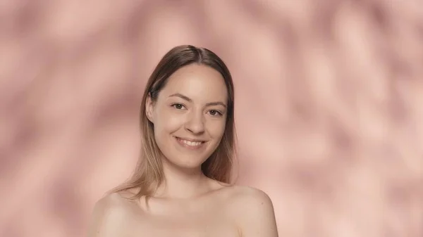 Portrét Usměvavé Ženy Růžovém Pozadí Zblízka Žena Přirozeným Make Upem — Stock fotografie