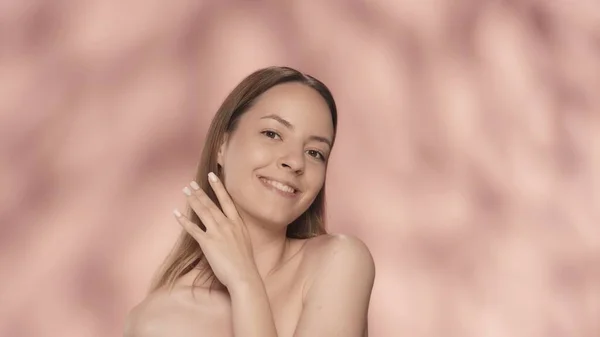 Fröhlich Lächelnde Junge Frau Studio Auf Rosa Hintergrund Eine Frau — Stockfoto